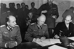 Opperbevelhebber Generaloberst Alfred Jodl (midden) ondertekent de Duitse capitulatie in Reims op 7 mei 1945.